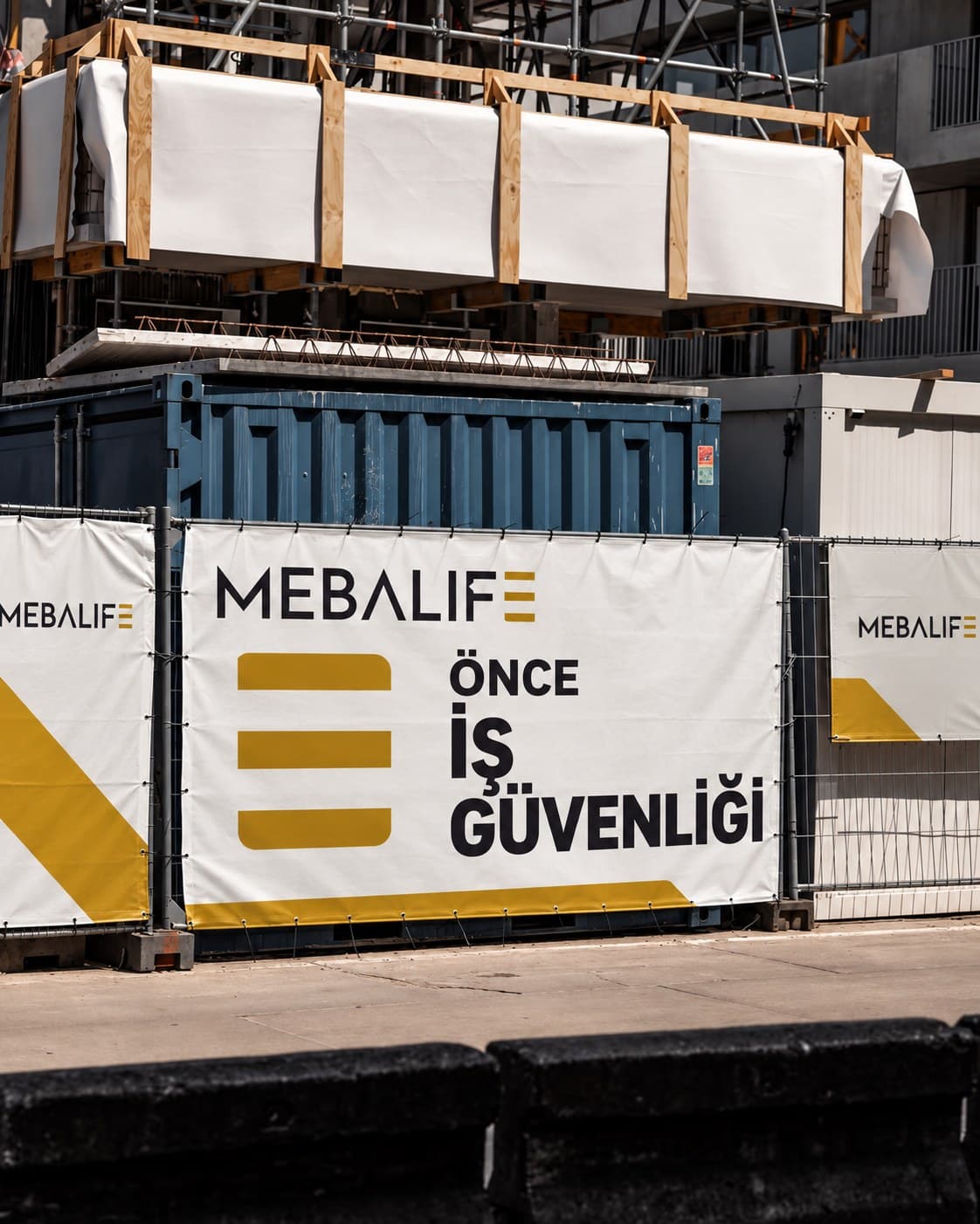 Şantiye çitinde Mebalife 'Önce iş güvenliği' afişi